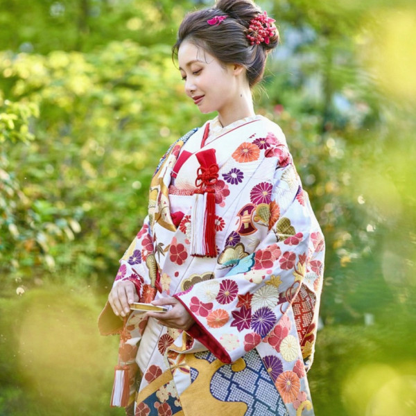 日本の伝統美を身に纏い、ヘアメイクも含め凛とした和のスタイリング
