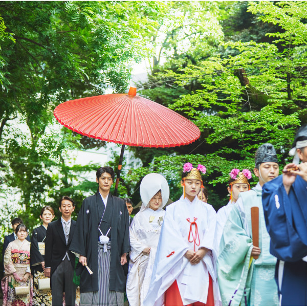 お母様のお手引きで神前に進む参進