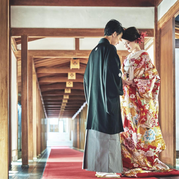 乃木神社の回廊に映える和装姿
