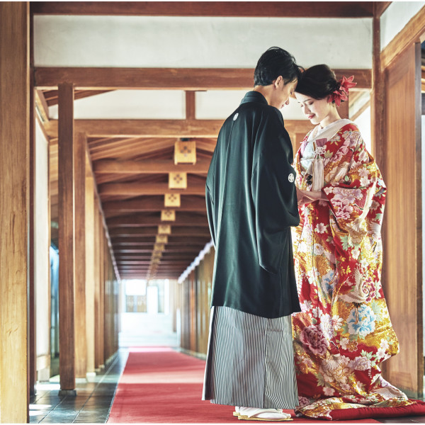 乃木神社の回廊に映える和装姿