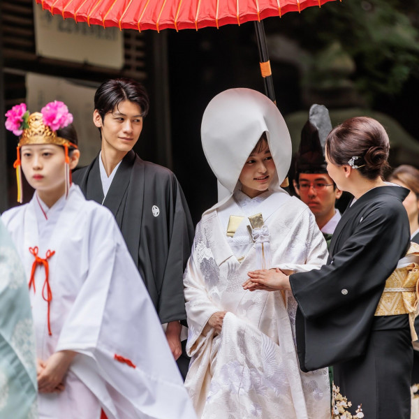 お母様のお手引きで神前に進む参進