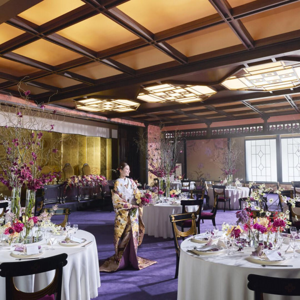 大切なゲストをお迎えする空間はお好みの装花でおふたりらしさを表現