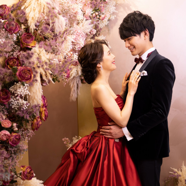 トレンドのニュアンスカラーで装飾された空間が花嫁様の気品のある美しさを演出