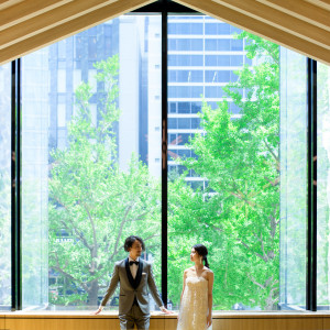 自然光を取り入れる大きな窓。ナチュラルな空間はお待合室としてもご利用可能です|W大阪の写真(25844076)