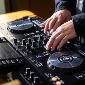 パーティにはDJの生音があります