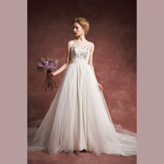 花嫁を美しく見せる純白のウェディングドレス