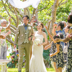 【アヤパニ フォレスト ウエディング】「AYAPANI Forest Wedding」で南国の大木とその後ろに広がる海を眺めながら、永遠の愛の誓いを。|フサキビーチリゾート ホテル＆ヴィラズ（クチュールナオコ ウエディング）の写真(25610506)