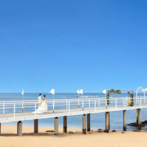 【エンジェル ピア ウエディング】空と海と太陽に抱かれたカップルの聖地「Fusaki Angel Pier」。ここにしかない抜群のロケーションでセレモニーを。|フサキビーチリゾート ホテル＆ヴィラズ（クチュールナオコ ウエディング）の写真(14079578)