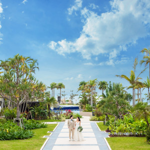 天然のビーチ、亜熱帯の植物に囲まれた自然豊かなロケーションが魅力。|フサキビーチリゾート ホテル＆ヴィラズ（クチュールナオコ ウエディング）の写真(14513146)