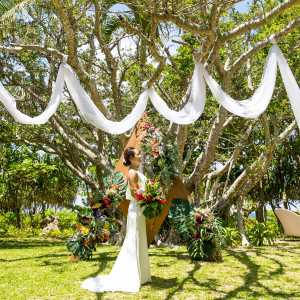 【アヤパニ フォレスト ウエディング】「AYAPANI Forest Wedding」で南国の大木とその後ろに広がる海を眺めながら、永遠の愛の誓いを。|フサキビーチリゾート ホテル＆ヴィラズ（クチュールナオコ ウエディング）の写真(29273815)