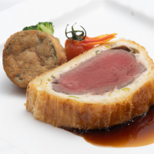 国産牛フィレ肉とトリュフのパイ包み焼き。高級食材に琉球の風を加えた創作フレンチ。|フサキビーチリゾート ホテル＆ヴィラズ（クチュールナオコ ウエディング）の写真(14088463)