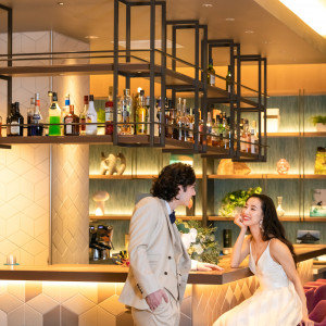 ホテルにはお洒落なカフェやバーもあり、ゲストも楽しく一日を過ごすことができる。|フサキビーチリゾート ホテル＆ヴィラズ（クチュールナオコ ウエディング）の写真(14088073)