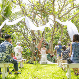 【アヤパニ フォレスト ウエディング】「AYAPANI Forest Wedding」で南国の大木とその後ろに広がる海を眺めながら、永遠の愛の誓いを。|フサキビーチリゾート ホテル＆ヴィラズ（クチュールナオコ ウエディング）の写真(29273843)