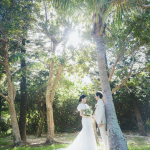 柔らかな自然光が美しいガーデンのウエディングフォトを楽しんで。|フサキビーチリゾート ホテル＆ヴィラズ（クチュールナオコ ウエディング）の写真(54552808)