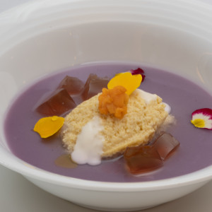 特産紅芋を使ったスープなど地の食材を楽しめる。|フサキビーチリゾート ホテル＆ヴィラズ（クチュールナオコ ウエディング）の写真(14088297)