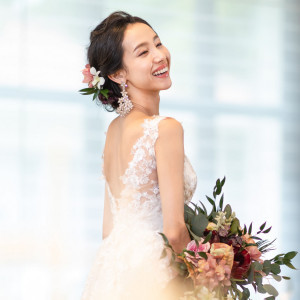 お色直しを華やかに彩る生花ヘッドパーツ。ブーケと合わせてお洒落に演出して。|フサキビーチリゾート ホテル＆ヴィラズ（クチュールナオコ ウエディング）の写真(14088905)
