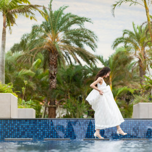 フサキビーチに沿って配された、3つのレイヤーが美しい紺碧色のプール。|フサキビーチリゾート ホテル＆ヴィラズ（クチュールナオコ ウエディング）の写真(14087791)