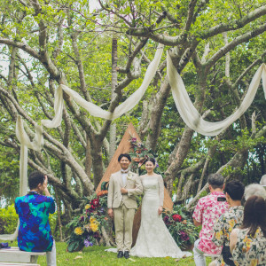 【アヤパニ フォレスト ウエディング】八重山方言で「美しい羽」を意味する「アヤパニ」と名付けられた広大なフサキガーデンに建つお洒落なガゼボ|フサキビーチリゾート ホテル＆ヴィラズ（クチュールナオコ ウエディング）の写真(54554213)