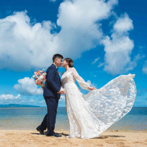 フサキガーデンのすぐそばには、穏やかに広がる青い海。
挙式後は、ガーデンとビーチで心ほどける撮影を。|フサキビーチリゾート ホテル＆ヴィラズ（クチュールナオコ ウエディング）の写真(54553329)