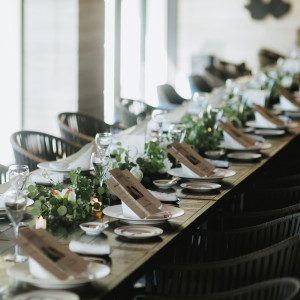 グリーンとブラウンで魅せる、心地よい洗練スタイル。|フサキビーチリゾート ホテル＆ヴィラズ（クチュールナオコ ウエディング）の写真(54554100)