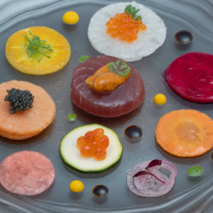 アセロラや南国の地元野菜を使用した色鮮やかなオードブル。キャビアを添えた祝宴にふさわしい一品。|フサキビーチリゾート ホテル＆ヴィラズ（クチュールナオコ ウエディング）の写真(14088557)