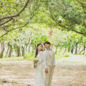 緑豊かな木々の後ろに広がる青い海が非日常感を満喫させてくれる。|フサキビーチリゾート ホテル＆ヴィラズ（クチュールナオコ ウエディング）の写真(54552806)