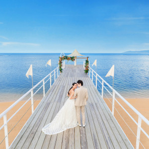 【エンジェル ピア ウエディング】美しい海へと続く桟橋には、お二人を祝福する白い旗が揺らめく|フサキビーチリゾート ホテル＆ヴィラズ（クチュールナオコ ウエディング）の写真(28825272)