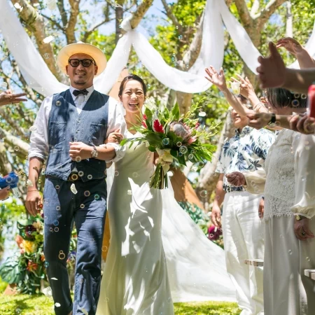 【アヤパニ フォレスト ウエディング】「AYAPANI Forest Wedding」で南国の大木とその後ろに広がる海を眺めながら、永遠の愛の誓いを。