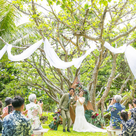 【アヤパニ フォレスト ウエディング】「AYAPANI Forest Wedding」で南国の大木とその後ろに広がる海を眺めながら、永遠の愛の誓いを。