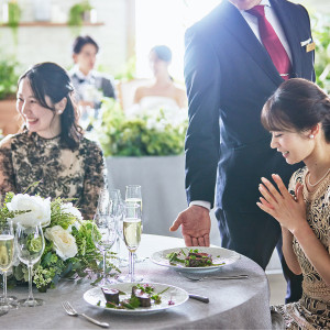 運ばれる度にゲストから歓声が上がる。五感で味わう美食コースで最高のおもてなしを|ルクリアモーレ南青山の写真(35497635)