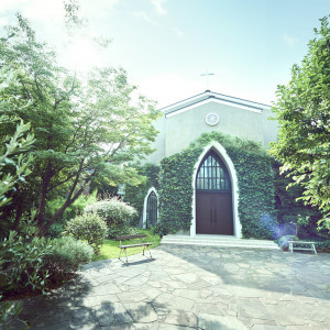 緑に包まれた独立型教会のサンタキアラ教会|ルクリアモーレ南青山の写真(14459108)