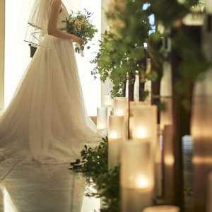 9mの長さを誇る大理石のバージンロードを歩む花嫁はゲストも思わずため息がでるほど美しい|ルクリアモーレ南青山の写真(23314865)