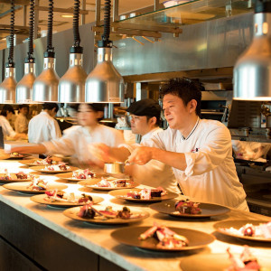 ライブ感あふれる調理シーンが、蒸気や音など五感で楽しめるオープンキッチン|Fish Bank TOKYO(フィッシュバンクトーキョー)の写真(54687124)