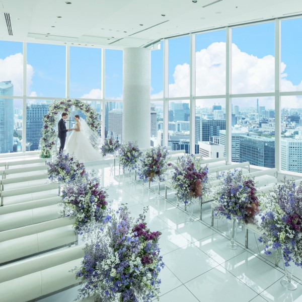 東京タワーを間近に望み、東京の街並みを一望できる美空間。東京らしい結婚式が叶えられる*
