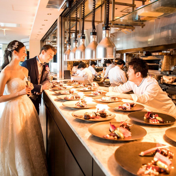 会場に隣接したキッチンでは、リアルタイムでコース料理が仕上げられていく