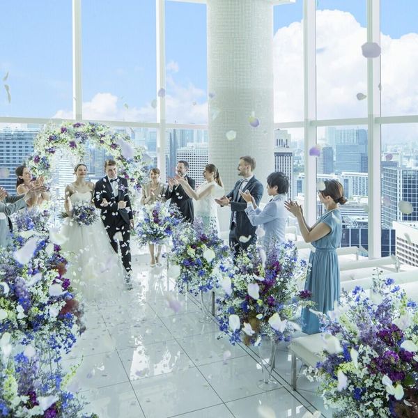 絶景と青空のもとで叶える挙式。セレモニー後はフラワーシャワーと祝福の声に包まれてチャペルを退場
