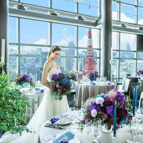 天井高13mの開放的なパーティ会場。巨大な一面窓からたくさんの自然光が降り注ぐ。