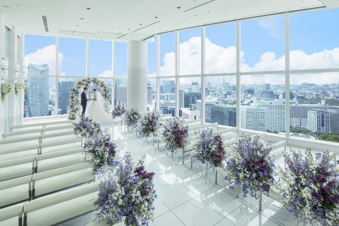東京の眺望が祝福のステージ青空と太陽の輝きに包まれる、天空のチャペル
