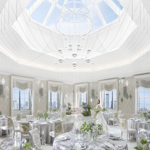 天窓から自然光差し込むホテル最上階の会場|ホテルモントレ ラ・スール大阪の写真(49206366)