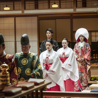 大阪城ゆかりの豊国神社により巫女の舞な ど雅やかな伝統美を受け継ぐ婚儀が行わ れる