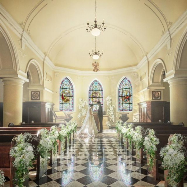 全天候型の独立型チャペルはステンドグラス・天井高8mの中で本格派オーケストラ挙式が楽しめる