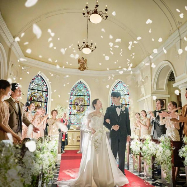 ステンドグラス大聖堂で憧れの挙式を叶えて