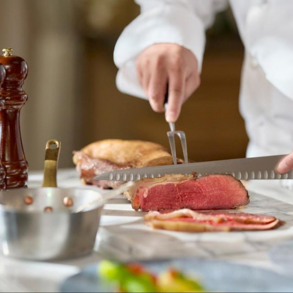 シェフ自慢のお料理でゲストへ出来立てを振る舞う。