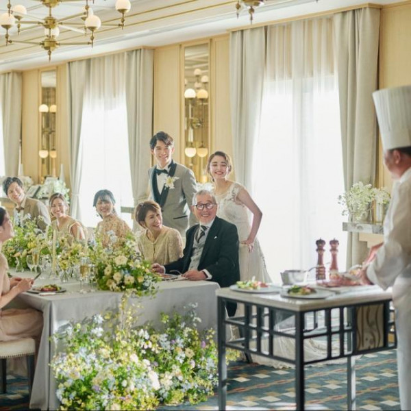 オープンキッチンから出来たてのお料理を届けられます！