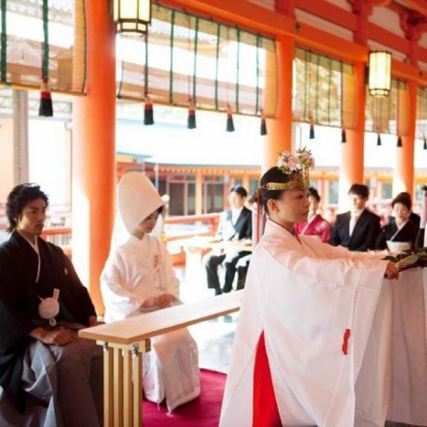 厳かな神社での挙式は厳粛な空間