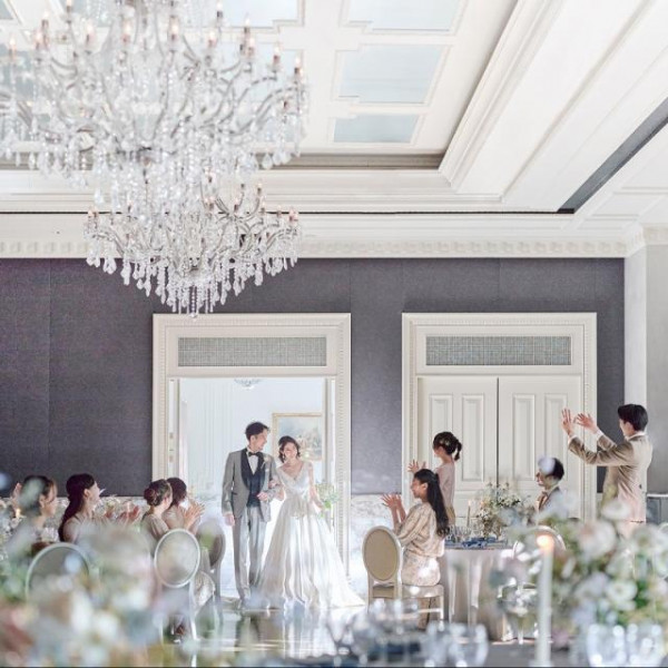 ゲストに囲まれた和やかなパーティ