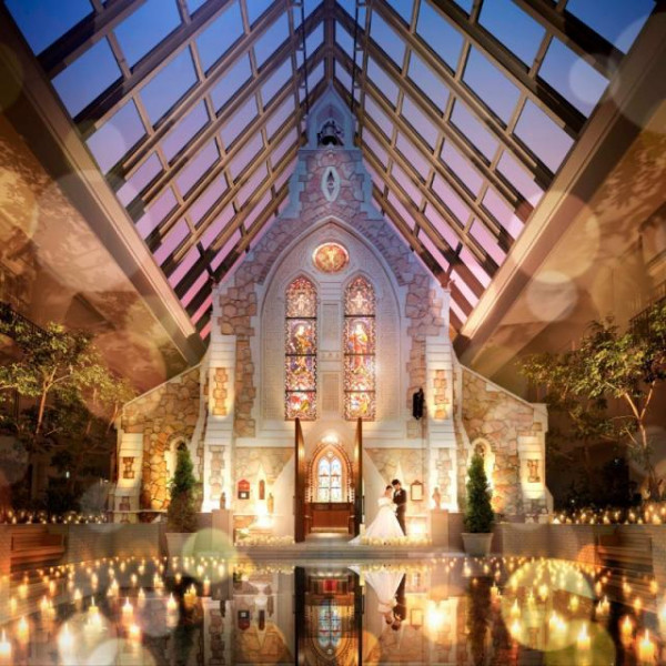 ステンドグラス輝く大聖堂挙式