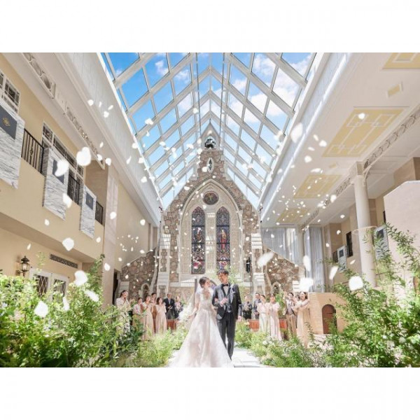 挙式後は感動のフラワーシャワー演出♪