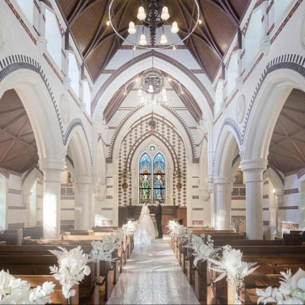 ステンドグラス輝く本格的な大聖堂