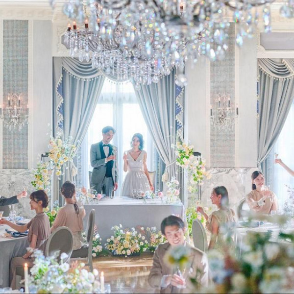 自然光が差し込み、シャンデリアが輝く空間